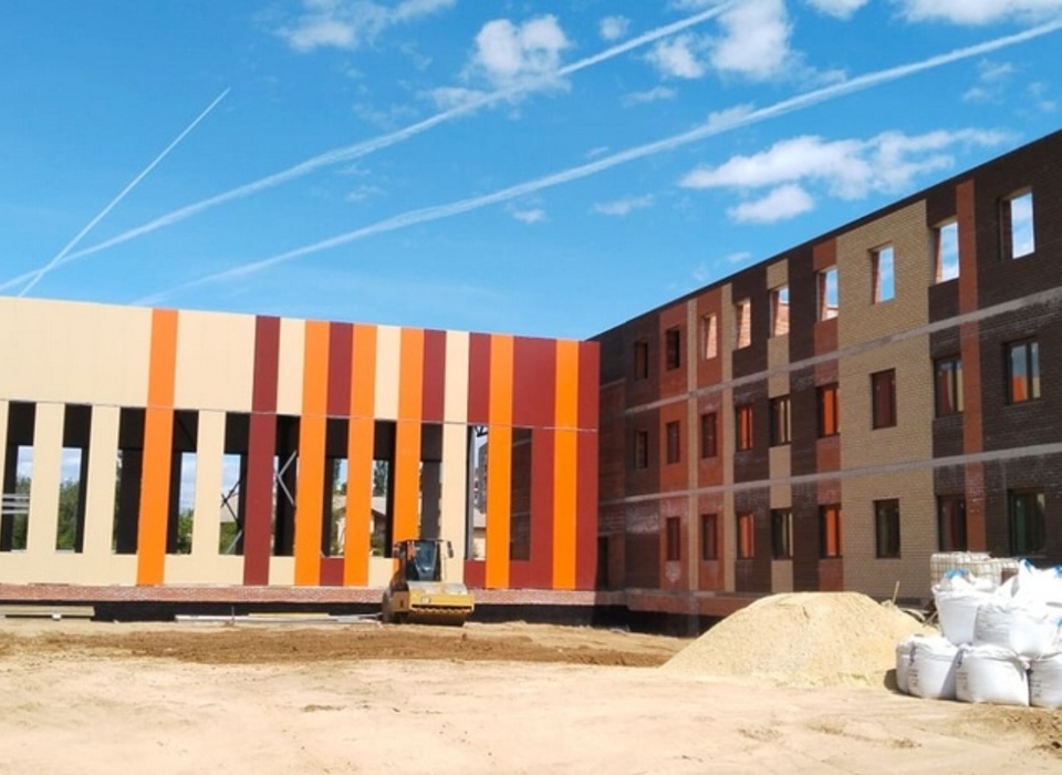 В Волгограде завершилось строительство внешних стен новой школы в Тракторозаводском районе
